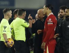 包含利物浦主帅遭批评，球迷要求加强球队进攻力度的词条