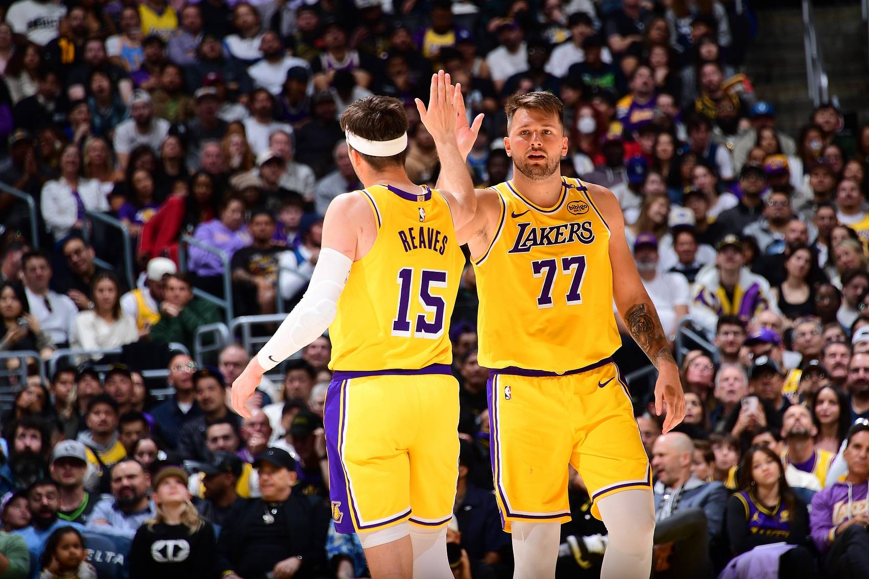 西蒙斯险胜湖人,冲击季后赛关键表现点燃全场!